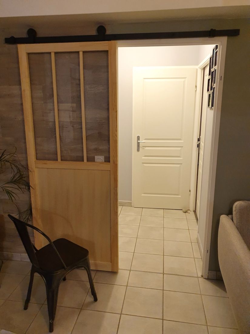 Porte coulissante en bois sur rail noir