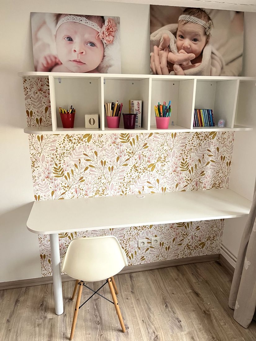 Espace bureau avec étagères et papier peint floral